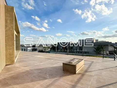 Terraço com vista para condomínio sob céu azul
