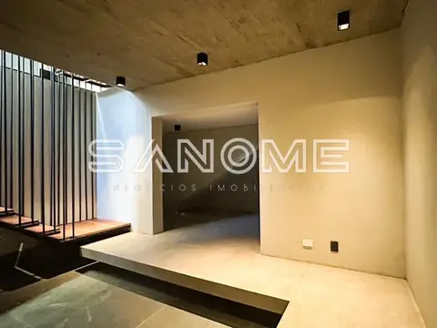 Sala com piso elevado e parede de vidro