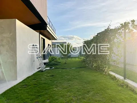 Quintal com gramado e cerca branca