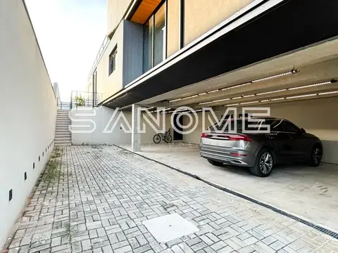 Garagem coberta com carro estacionado