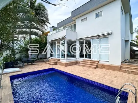 Área externa com piscina e deck de madeira