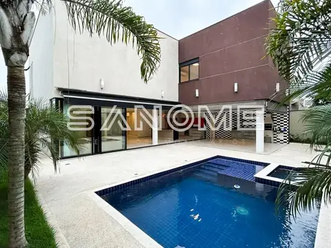 Área externa com piscina e casa moderna