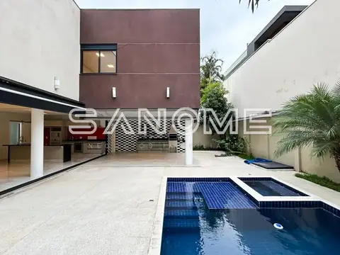 Área externa com piscina e fachada marrom