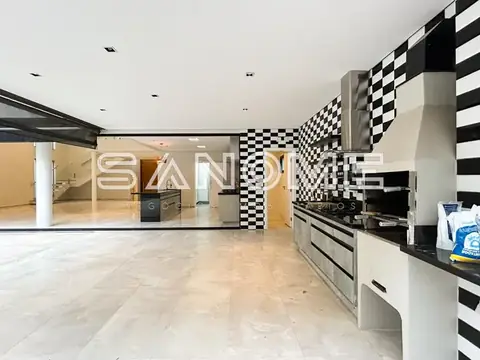Cozinha com bancada e parede xadrez preto e branco