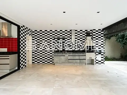 Cozinha ampla com parede em azulejo xadrez preto e branco