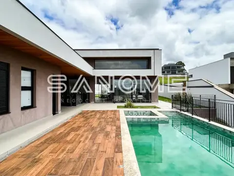 Área externa com piscina e deck de madeira