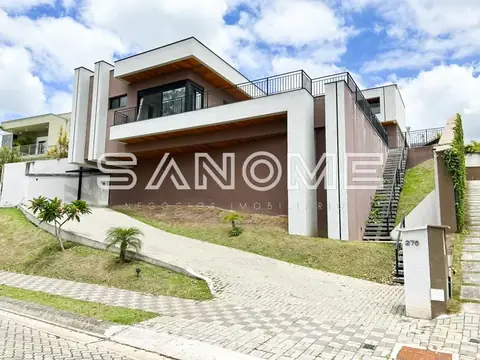 Casa moderna com fachada branca e garagem integrada