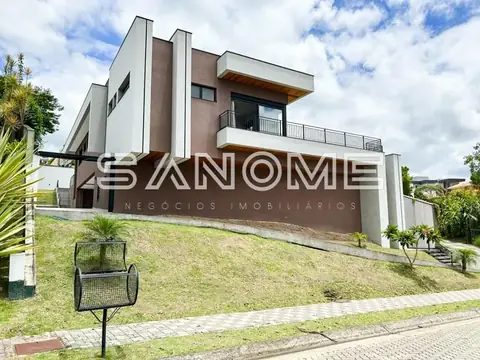 Casa moderna de dois andares com fachada em tons claros