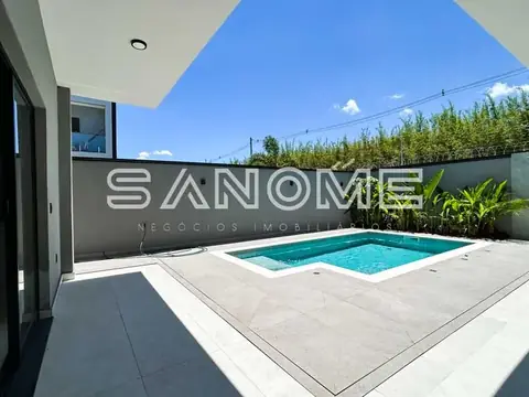 Área externa com piscina e piso de concreto
