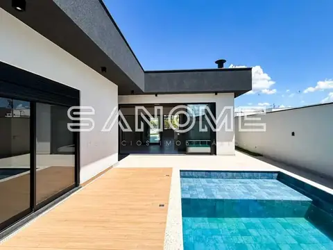 Área externa com piscina e deck de madeira