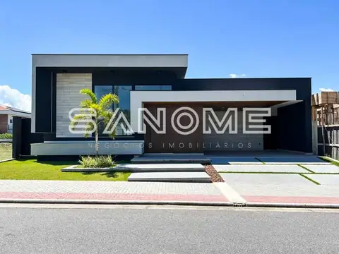 Fachada de casa moderna com painel preto e branco