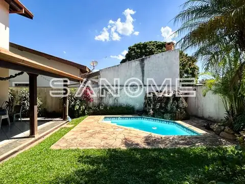 Área externa com piscina e gramado