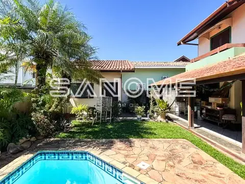 Casa com piscina e área externa