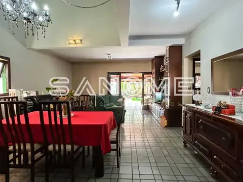 Sala de jantar com mesa e cadeiras vermelhas