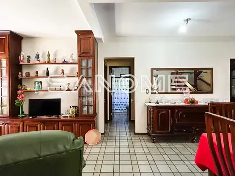 Sala de estar e cozinha integradas com móveis em madeira