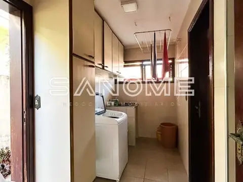 Lavanderia com máquina de lavar e varral suspenso