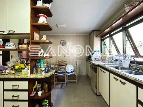 Cozinha com bancada de granito e janelas grandes