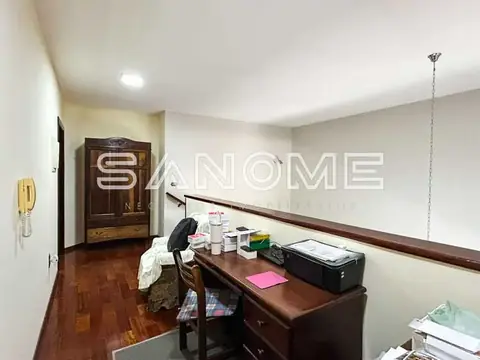 Escritório com mesa de madeira e móveis de armazenamento