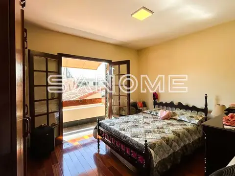 Quarto com cama de casal e varanda integrada