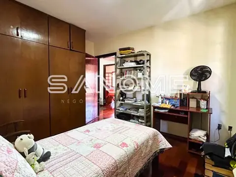 Quarto com cama, guarda-roupa e estante de prateleiras