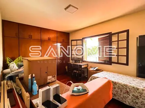 Quarto com cama, guarda-roupa e escrivaninha