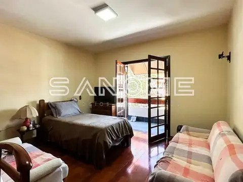 Quarto com cama de casal e sofá individual