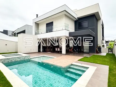 Casa moderna com piscina e área externa