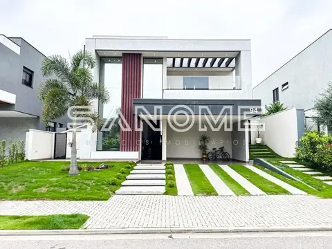 Fachada de casa com garagem e gramado frontal