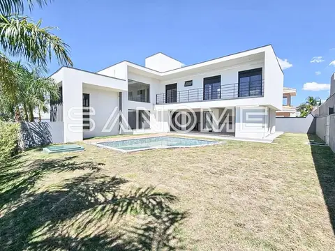 Casa branca moderna com piscina e quintal