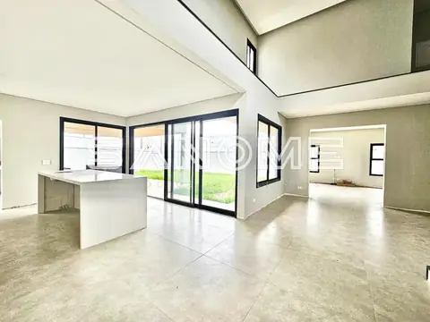 Sala e cozinha integradas com piso em porcelanato