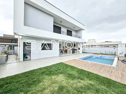 Casa moderna com piscina e área externa