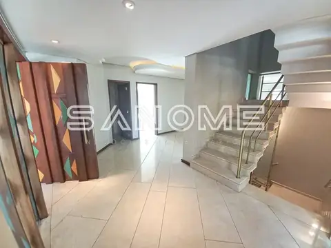 Hall de entrada com escada e piso em cerâmica