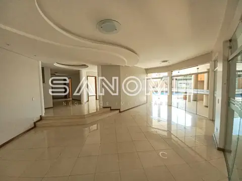 Sala ampla com piso em cerâmica e portas de vidro
