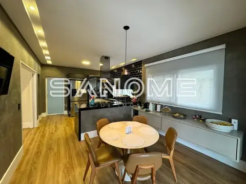Cozinha integrada com mesa redonda e bancada