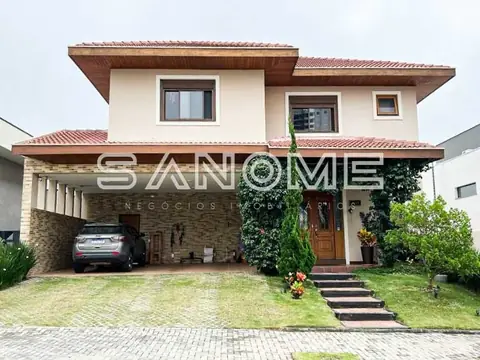 Casa de dois andares com garagem e área verde