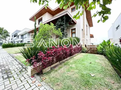 Casa com fachada branca e jardim frontal