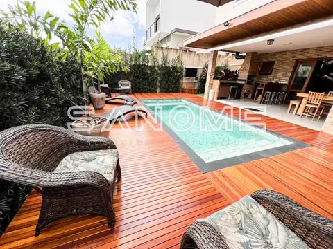 Área externa com piscina e espreguiçadeiras