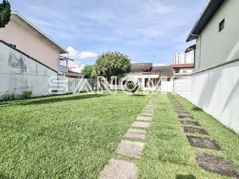 Quintal com grama e passarela de concreto