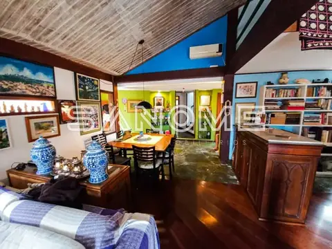Sala integrada com piso em madeira e paredes coloridas