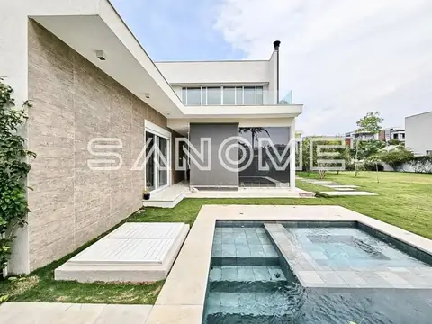 Casa moderna com piscina e área verde