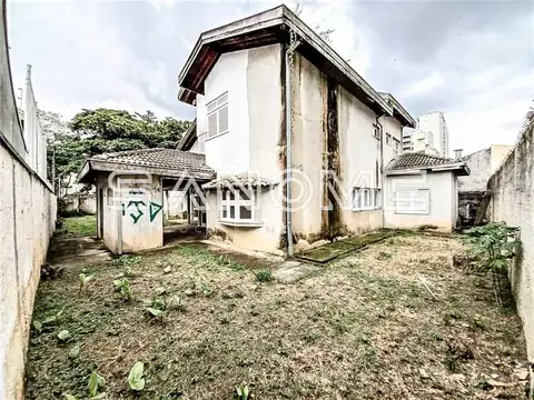 Casa antiga com pátio e anexos