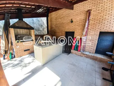 Área externa com churrasqueira e garagem