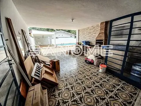 Garagem com piso estampado e prateleiras organizadoras