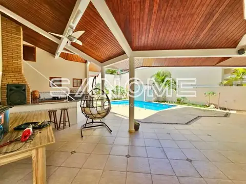 Área externa coberta com piscina e cozinha