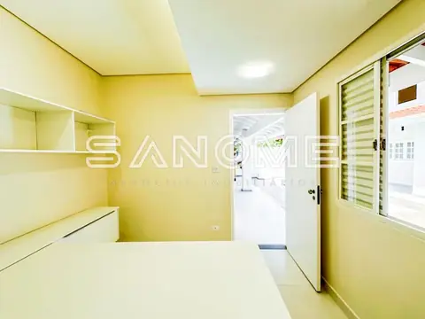 Cozinha com paredes amarelas e bancada branca