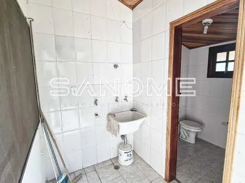 Banheiro com pia, chuveiro e vaso sanitário