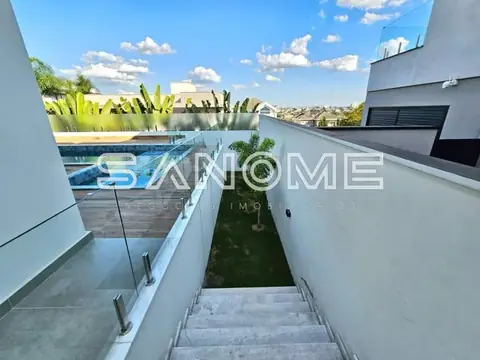 Escada de acesso à área externa com piscina