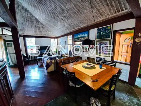 Sala de estar com mesa de jantar e sofá
