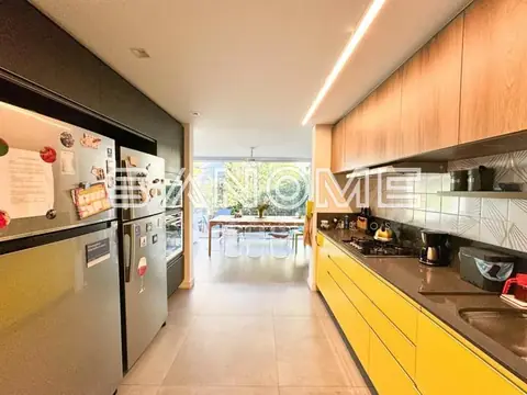Cozinha planejada com armários amarelos e bancada preta