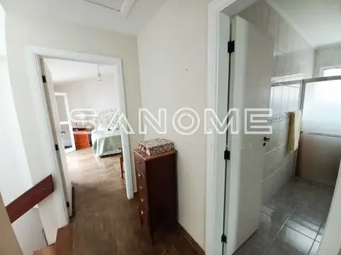 Corredor com acesso a quartos e banheiro